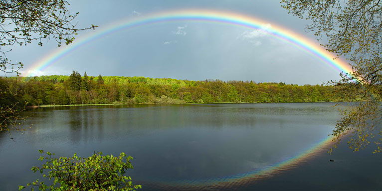 Regenbogen über dem Dreifelder Weiher im Westerwald - Foto: Marcel Weidenfeller