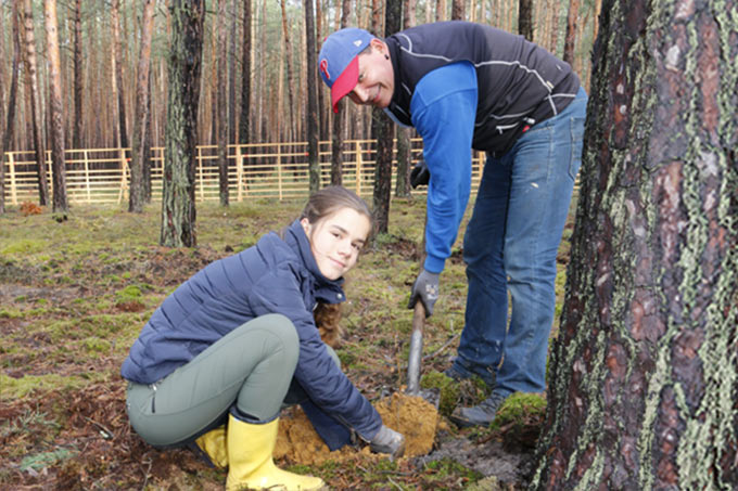 Mit Hilfe der ehrenamtlichen Helfer konnten 3.000 junge Laubbäume in die Erde gebracht werden.  - Foto: Stefan Röhrscheid