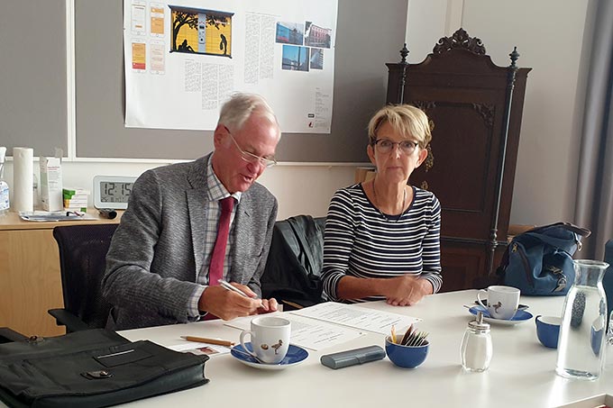 Dr. Detlef Bosin und Ilka Gottwald bei der Unterzeichnung des Stiftungsgeschäfts - Foto: Frauke Hennek
