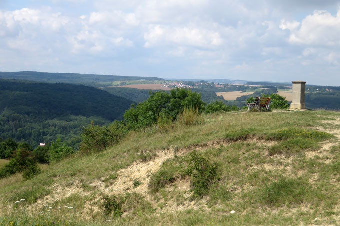 Mit dem aktuellen Kauf erwarben wir am Windknollen die Flächen um den Napoleonstein, der an die Schlacht bei Jena und Auerstedt erinnert. - Foto: Franziska Hermsdorf