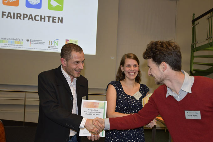 Stellvertretend für das Fairpachten-Team nahmen Simon Grohe (l.) und Karoline Brandt (Mitte) die Auszeichnung in Göttingen entgegen. - Foto: Gaby Schulemann-Maier/naturgucker.de