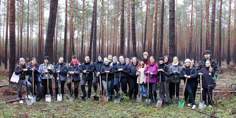 Freiwillige bei der Pflanzaktion im Stiftungswald am Rande von Grünhaus - Foto: Stefan Röhrscheid