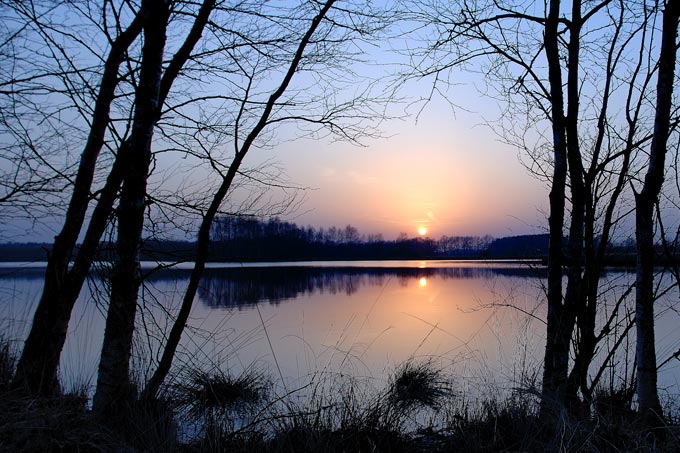 Sonnenuntergang spiegelt sich in den Gewässern des Hochmoors