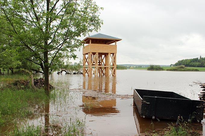 Der neue Beobachtungsturm am Frießnitzer See steht unter Wasser. - Foto: Christoph Kummer