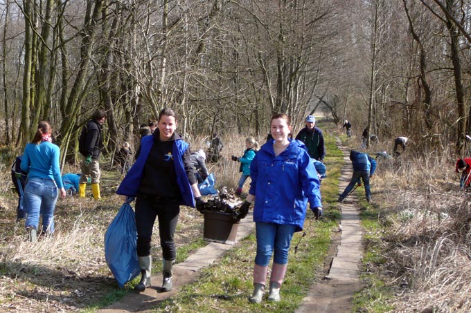 Unsere Bundesfreiwilligen bei einer Müllsammelaktion im Naturschutzgebiet - Foto: Albrecht Heymer